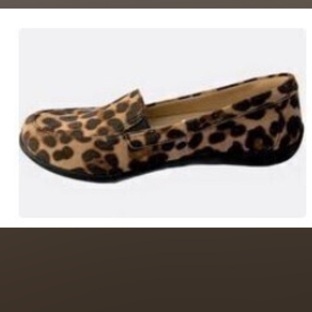SOUL NATURALIZER PAIR OF WOMENS CHEETAH PRINT SLIP ON FLAT LOAFERS NEW